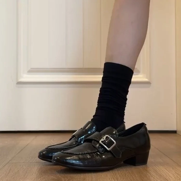 Damen Loafer mit poliertem Finish, dekorativer Metallschnalle und niedrigem Blockabsatz Nord Taschen