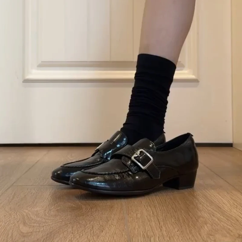 Damen Loafer mit poliertem Finish, dekorativer Metallschnalle und niedrigem Blockabsatz Nord Taschen
