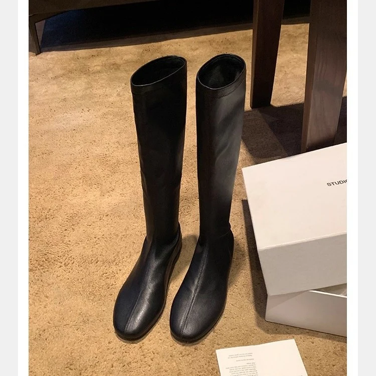 Damen Lederstiefel kniehoch mit schlanker Silhouette und flachem Absatz Nord Taschen