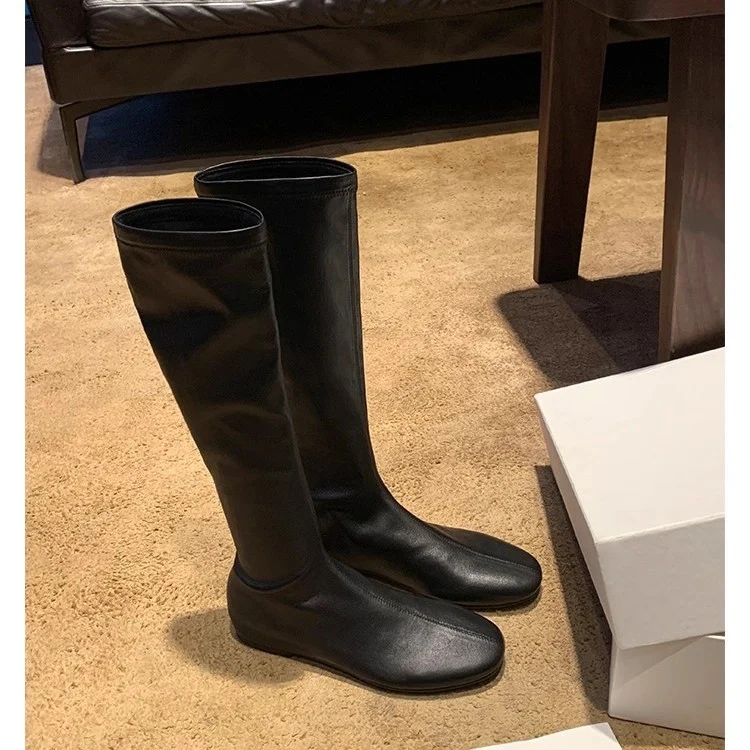 Damen Lederstiefel kniehoch mit schlanker Silhouette und flachem Absatz Nord Taschen