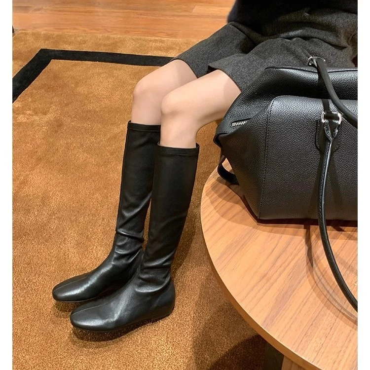 Damen Lederstiefel kniehoch mit schlanker Silhouette und flachem Absatz Nord Taschen