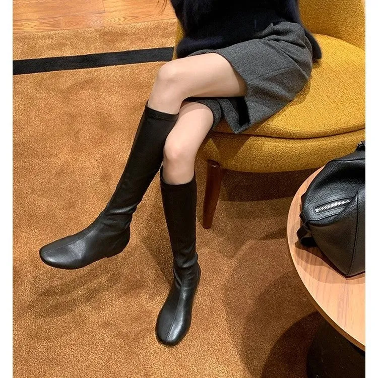 Damen Lederstiefel kniehoch mit schlanker Silhouette und flachem Absatz Nord Taschen