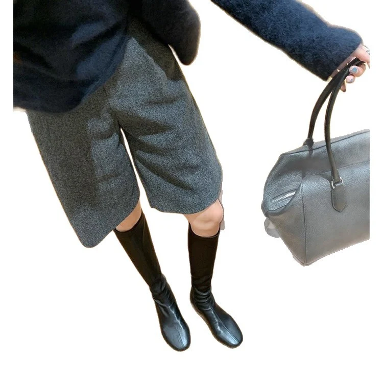 Damen Lederstiefel kniehoch mit schlanker Silhouette und flachem Absatz Nord Taschen
