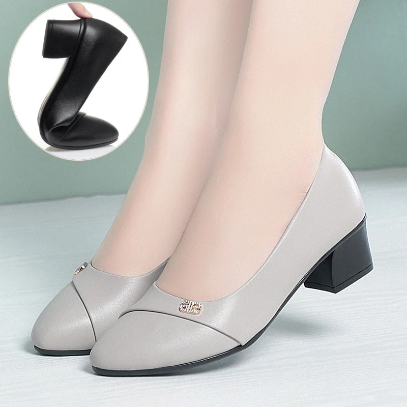 Damen elegante Pumps mit komfortablem Blockabsatz und modischem Schmuckdetail