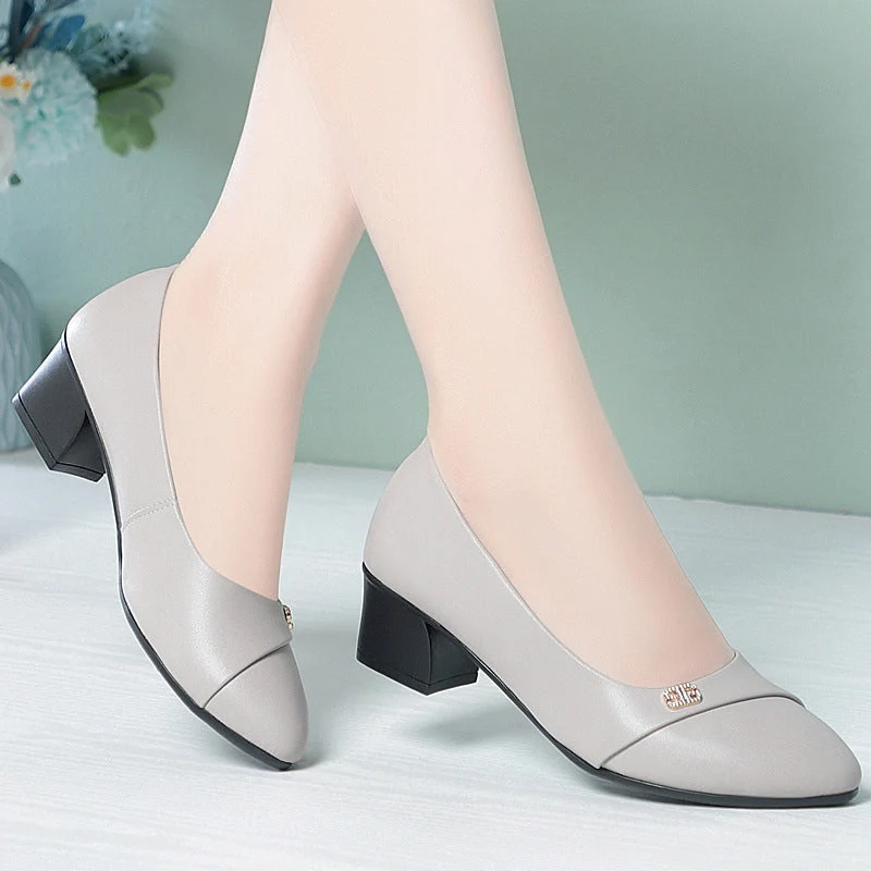 Damen elegante Pumps mit komfortablem Blockabsatz und modischem Schmuckdetail
