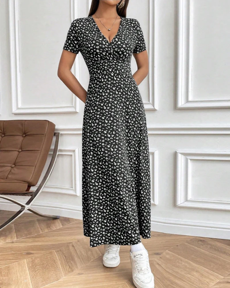 Damen Maxikleid mit floralem Wickeldesign und praktischen Seitentaschen