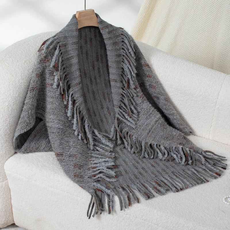 Damen eleganter Poncho mit fransigen Details und modernem Karomuster