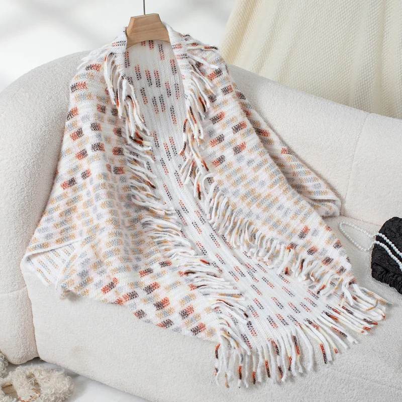 Damen eleganter Poncho mit fransigen Details und modernem Karomuster