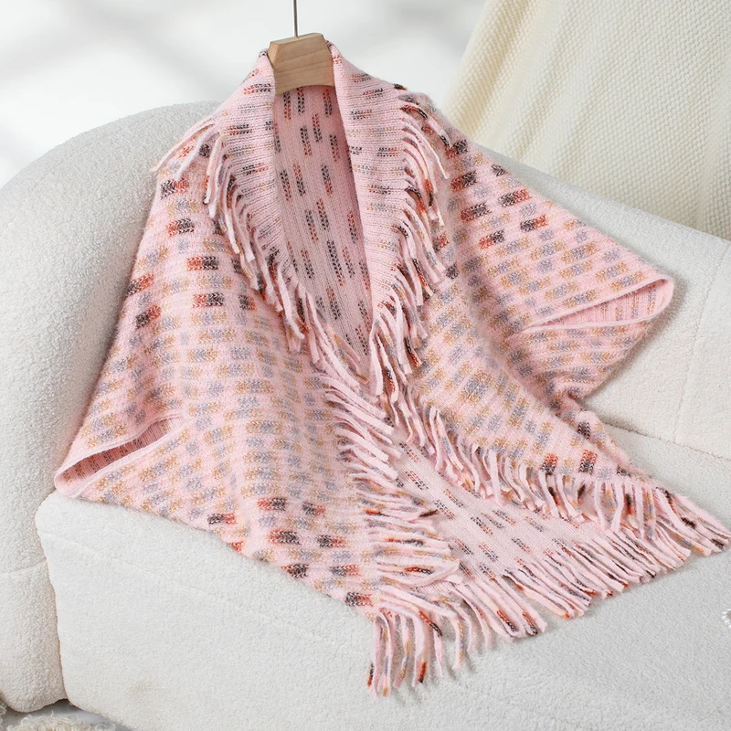 Damen eleganter Poncho mit fransigen Details und modernem Karomuster