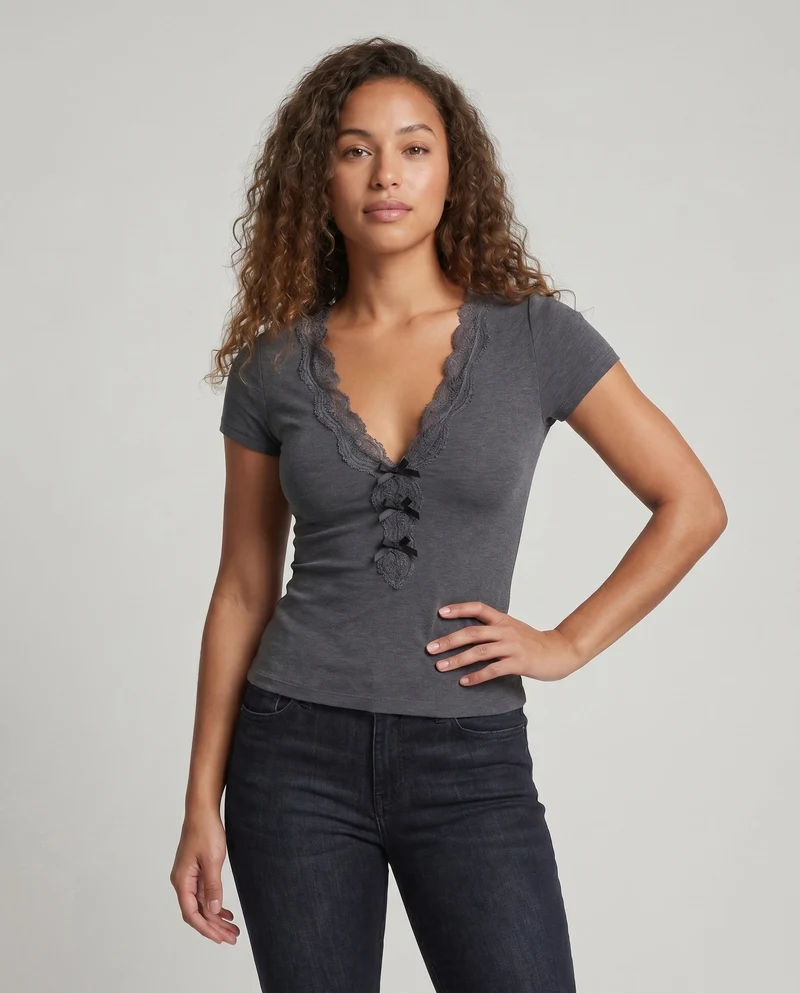 Damen figurbetontes V-Ausschnitt T-Shirt mit Spitzenakzenten