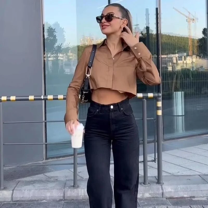 Damen cropped Bluse mit klassischem Kragen und praktischen Brusttaschen Nord Taschen