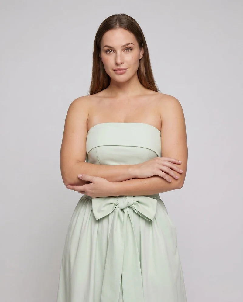 Damen Maxikleid mit schulterfreiem Design und elegantem Taillengürtel