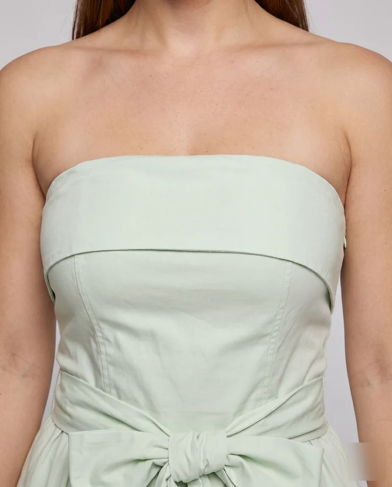 Damen Maxikleid mit schulterfreiem Design und elegantem Taillengürtel
