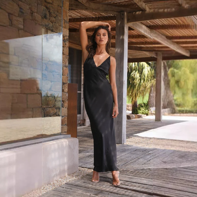 Damen Satin Maxikleid mit eleganter V-Form und fließendem Schnitt