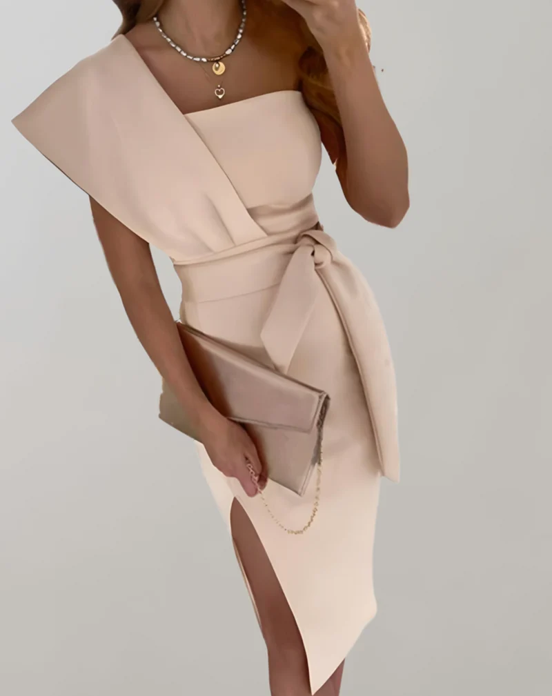 Schmal geschnittenes One-Shoulder-Kleid mit Schleife in der Taille und hohem Seitenschlitz