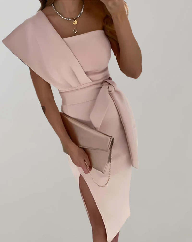 Schmal geschnittenes One-Shoulder-Kleid mit Schleife in der Taille und hohem Seitenschlitz