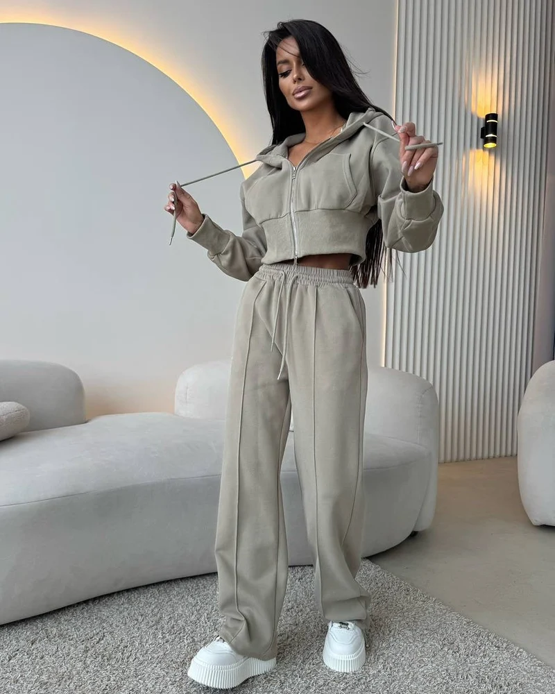 Damen sportliches Set aus cropped Kapuzenjacke und bequemen, lockeren Sporthosen