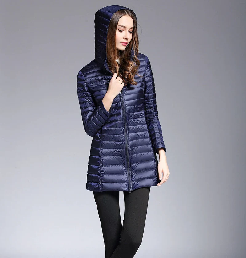 Lange Daunenjacke mit Kapuze "Praktische Leichtigkeit"