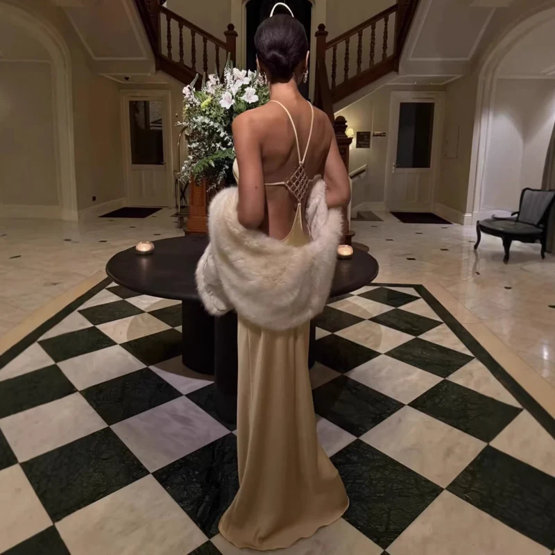 Damen elegantes Maxikleid mit raffiniertem Rückenausschnitt und schimmerndem Material Nord Taschen