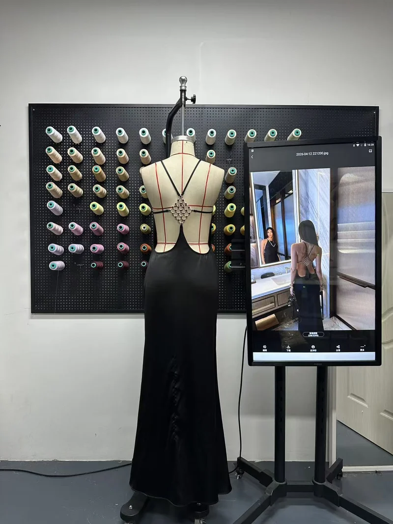 Damen elegantes Maxikleid mit raffiniertem Rückenausschnitt und schimmerndem Material Nord Taschen