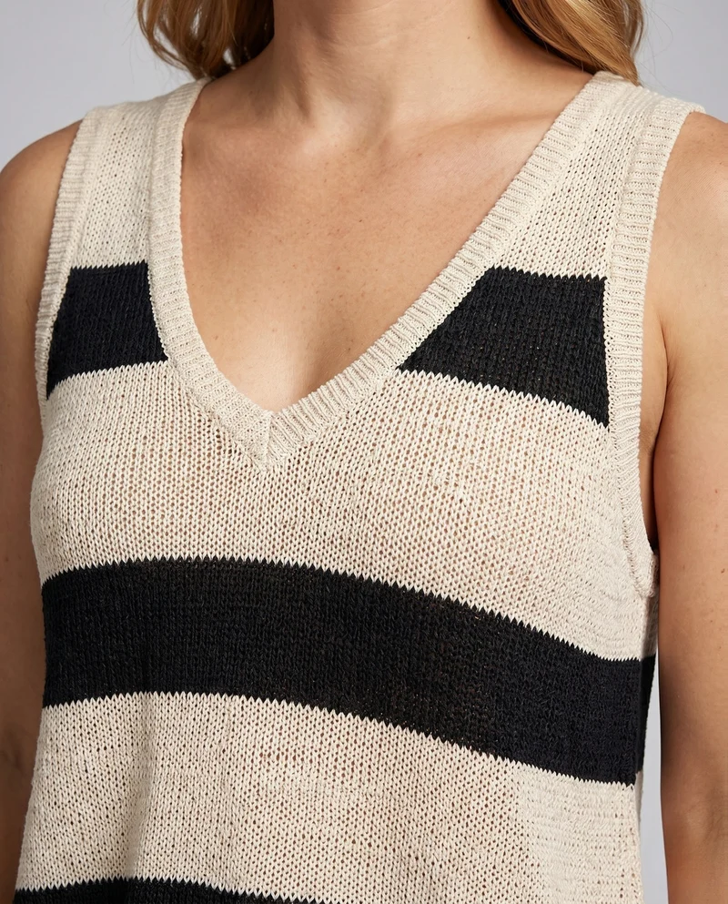 Damen Strick-Set mit tiefem V-Ausschnitt und modischem Muster