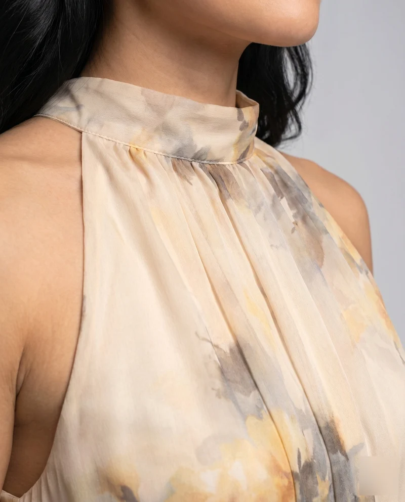 Damen Maxi-Kleid mit floralen Akzenten und elegantem Halterkragen