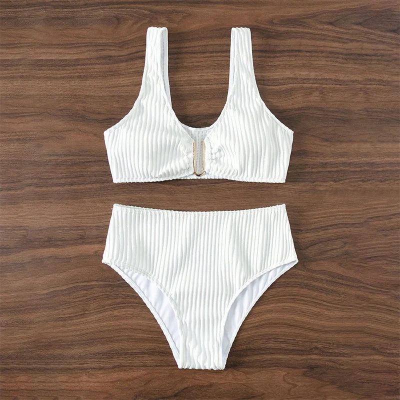 Damen Hochgeschnittener Bikini mit elegantem Rippendesign und moderner Schnalle