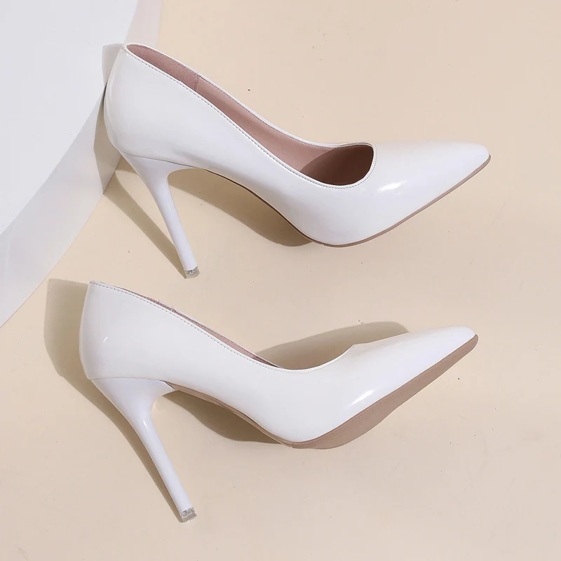 Damen stilvolle High Heels mit glänzendem Obermaterial und elegantem Schnitt
