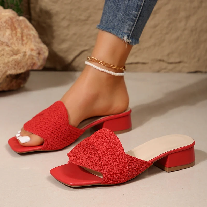 Damen modische Slipper mit dekorativem Riemendesign und niedriger Blockabsatz