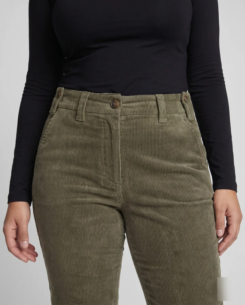 Damen Cordhose mit praktischen Taschen und knöpfbarem Detail Nord Taschen