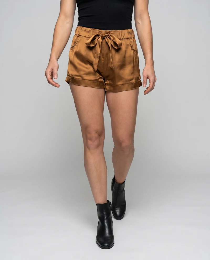 Damen elegante Satin-Shorts mit seitlichen Taschen und Bindegürtel