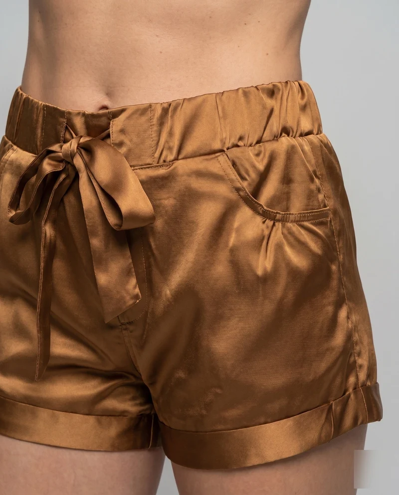 Damen elegante Satin-Shorts mit seitlichen Taschen und Bindegürtel