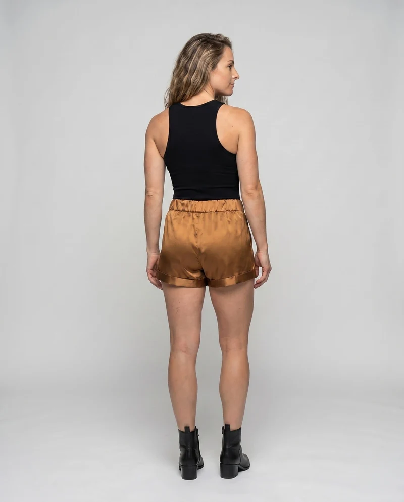 Damen elegante Satin-Shorts mit seitlichen Taschen und Bindegürtel