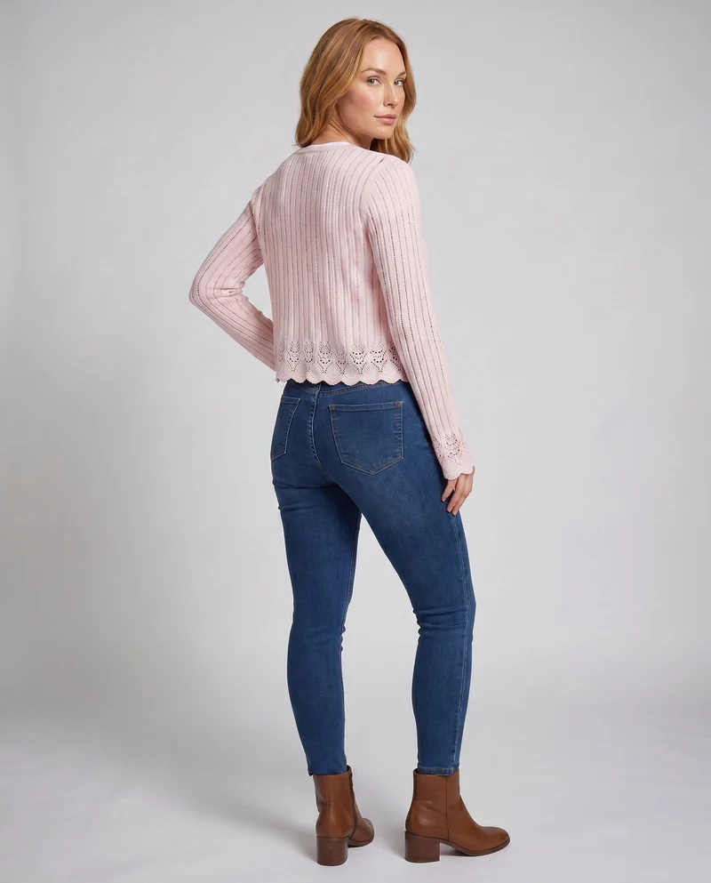 Damen Zarte Strickjacke mit Lochmuster und Rüschendetails