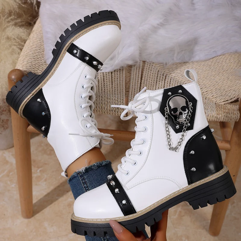 Damen modische Schnürstiefel mit dekorativen Nieten und Kettenanhänger