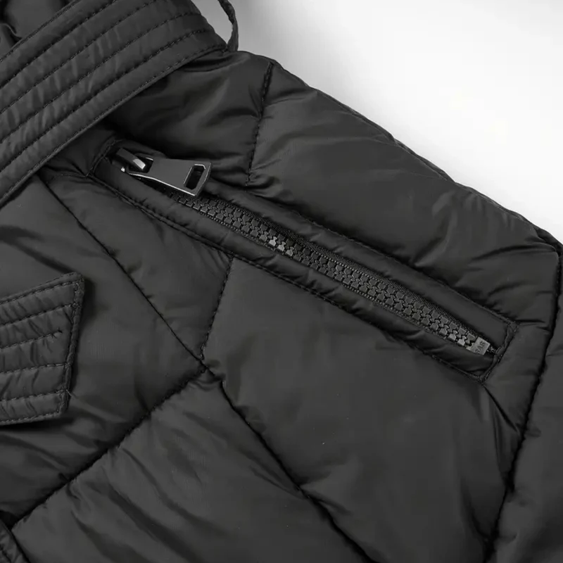 Winterjacke - Stilvolle Schwarze Damenjacke mit Einer Kunstfellkapuze