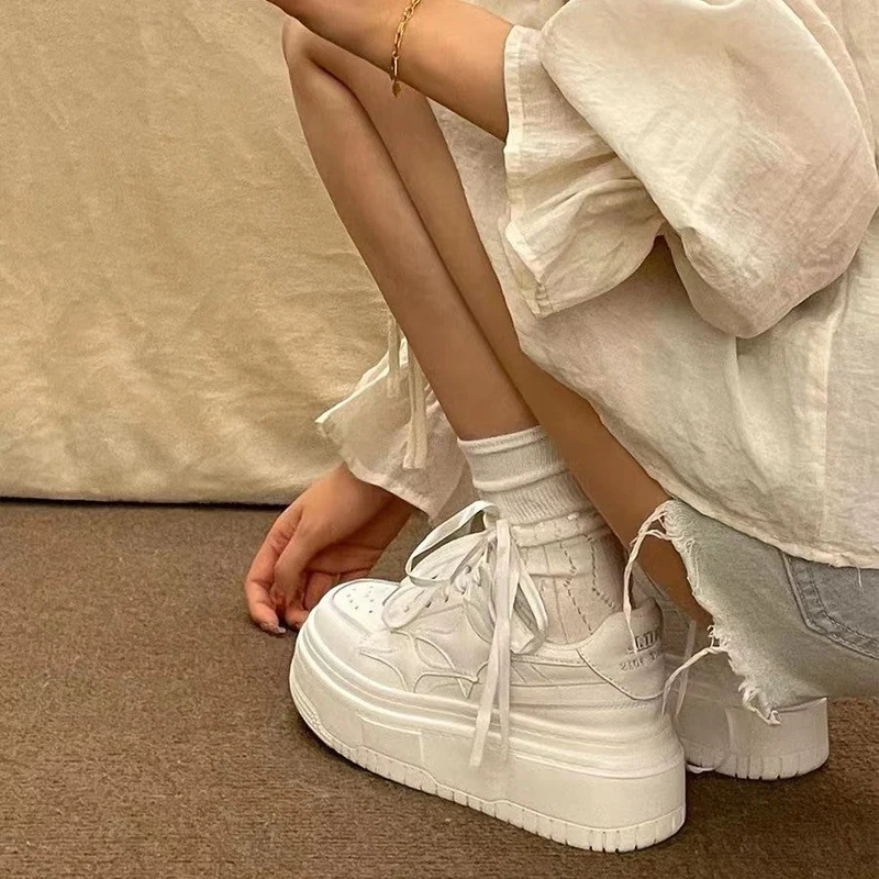 Damen Komfortable Plateausneaker mit atmungsaktiver Obermaterialstruktur und maximaler Dämpfung