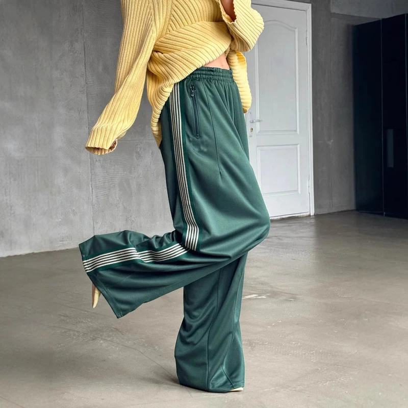 Damen weite Sporthose mit diagonalen Streifen