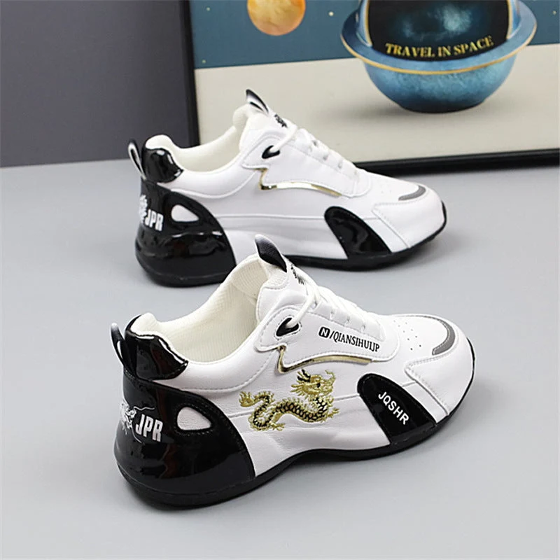 Herren Sneakers im sportlichen Design mit goldenen Akzenten und Drachenstickerei
