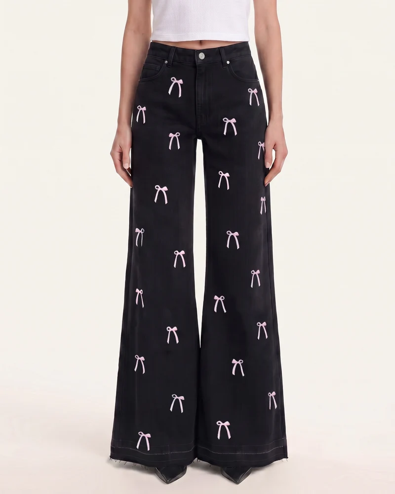 Rebellische Pink Ribbon Jeans mit Schlitz und Fransen - Schwarz