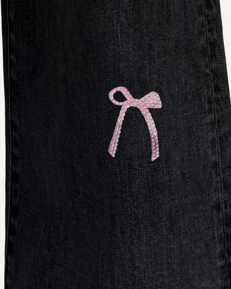 Rebellische Pink Ribbon Jeans mit Schlitz und Fransen - Schwarz