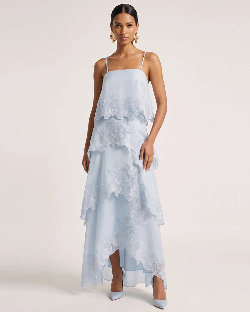 Mehrlagiges Maxikleid mit Orchideenstickerei - Hellblau