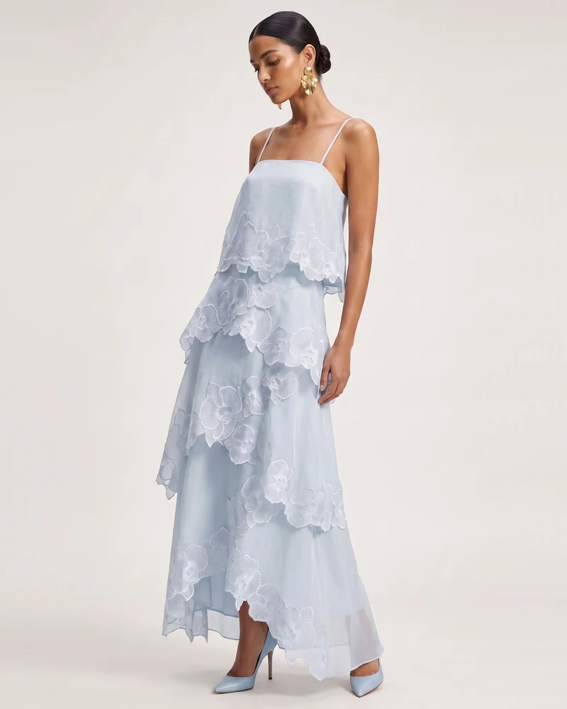 Mehrlagiges Maxikleid mit Orchideenstickerei - Hellblau