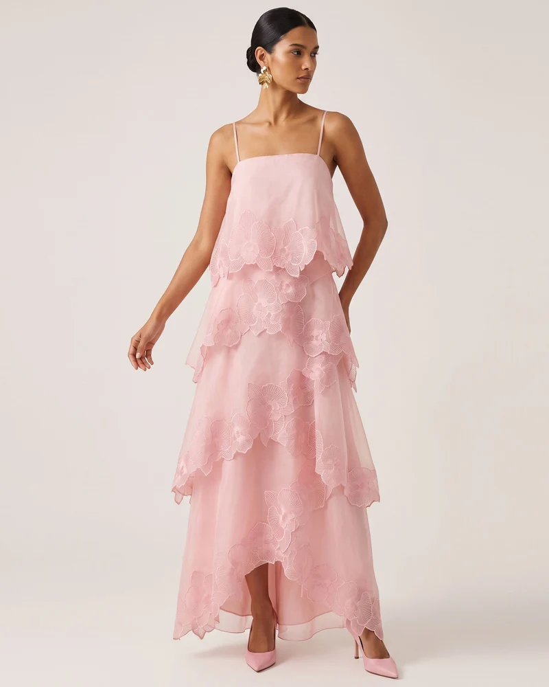 Mehrlagiges Maxikleid mit Orchideenstickerei - Puderrosa