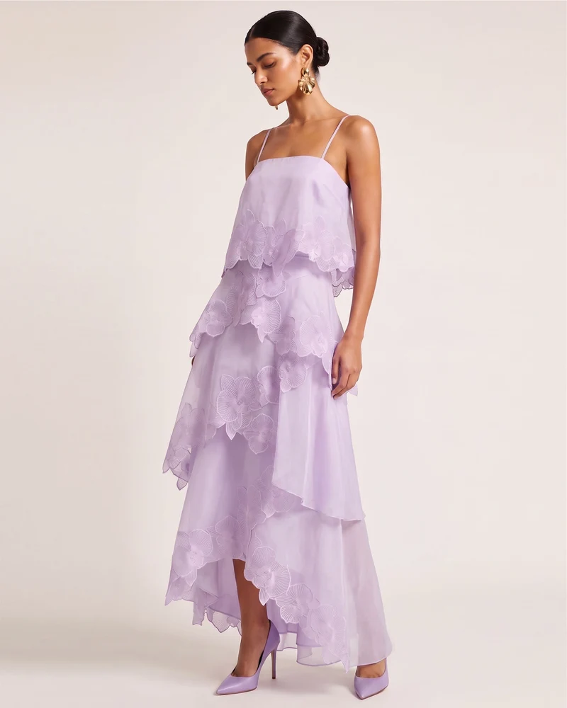 Mehrlagiges Maxikleid mit Orchideenstickerei - Helllila