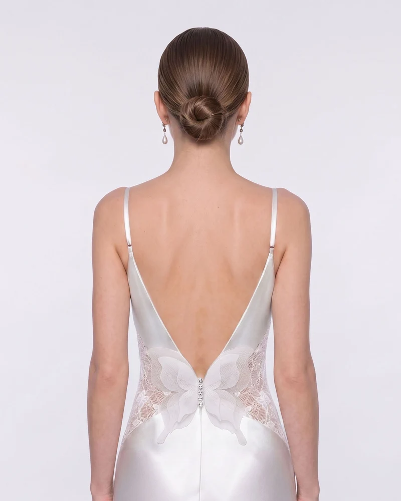 Maxikleid aus Satin mit Wasserfallausschnitt und Spaghettiträgern – Weiß