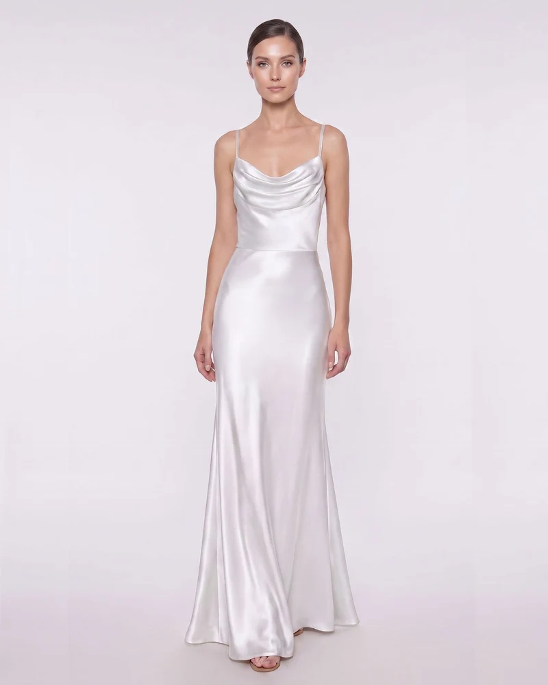 Maxikleid aus Satin mit Wasserfallausschnitt und Spaghettiträgern – Weiß