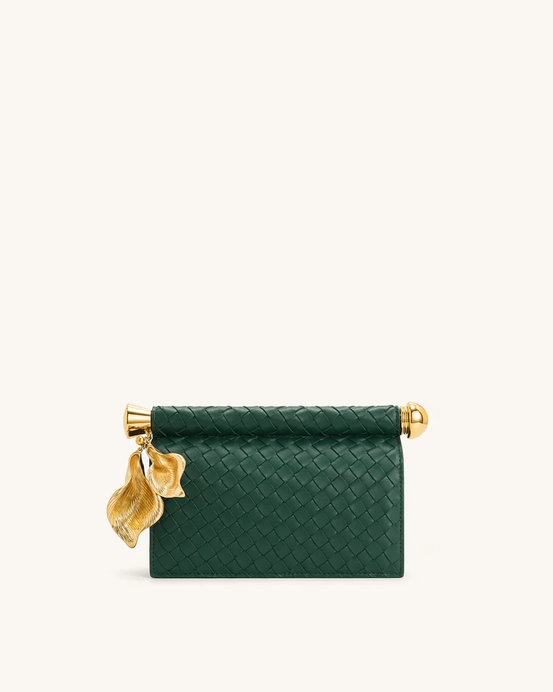 Holly Geflochtene Clutch mit verziertem Metallanhänger – Dunkelgrün
