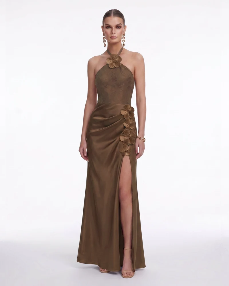 Satin-Maxikleid mit Blumenapplikation, Neckholder und Schlitz – Braun