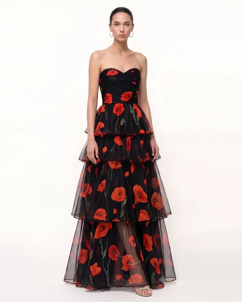 Trägerloses, gestuftes Tüll-Maxikleid mit Mohnblumen-Print - Schwarz